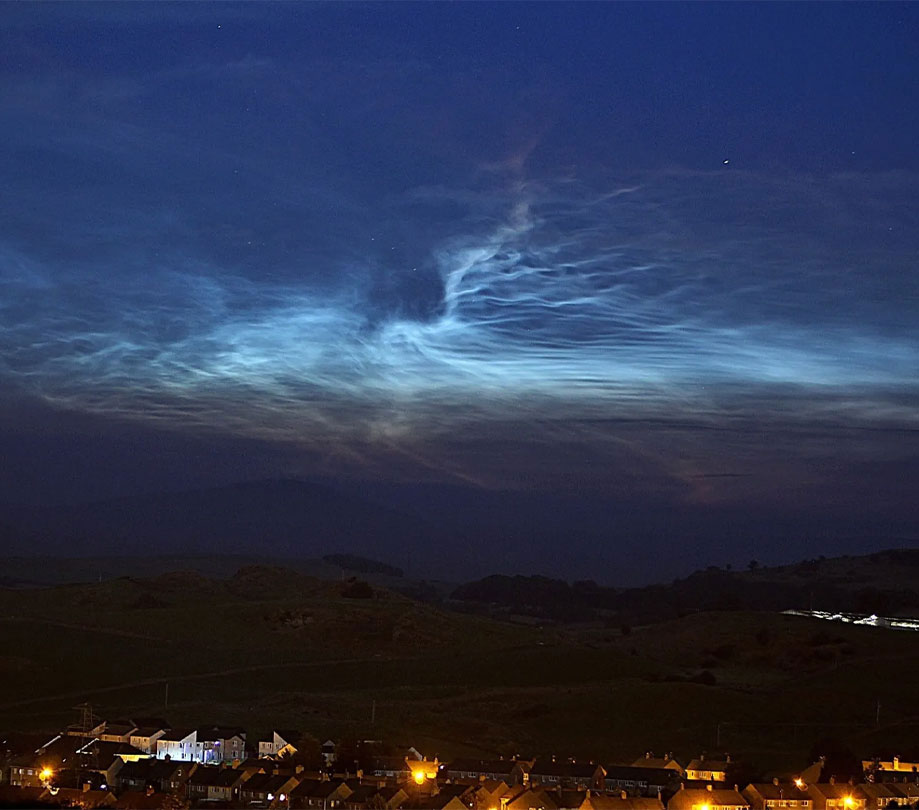 Capturing noctilucent cloud photos